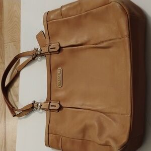 Coach  tote Style womens leather purse zip pockets silver tone medium cute